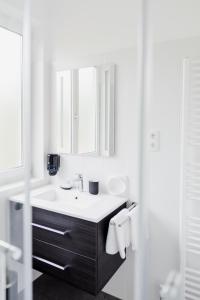 Una cama o camas en una habitación de Müllner Smart Hotel Wien Self Check In