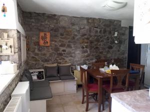 Chora Samothrakis, House with courtyard 레스토랑 또는 맛집