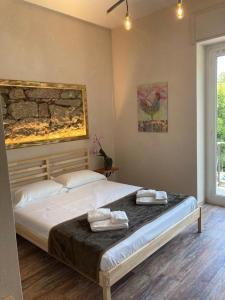 A bed or beds in a room at Locanda Il Gallo