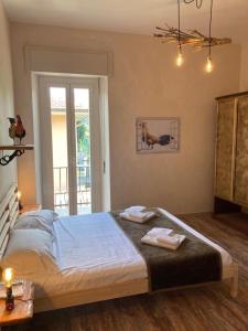 A bed or beds in a room at Locanda Il Gallo