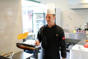 イスタンブールにあるGarden House Hotel - Special Classの台所の帽子を被った男