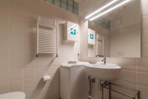 Kylpyhuone majoituspaikassa Fontanella Borghese Apartment - FromHometoRome