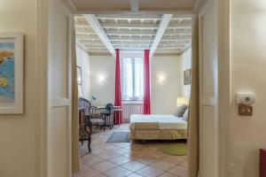 Posteľ alebo postele v izbe v ubytovaní Fontanella Borghese Apartment - FromHometoRome