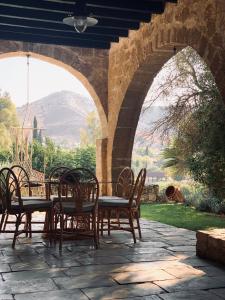 un tavolo e sedie su un patio con arco di The Goathouse a Larnaka