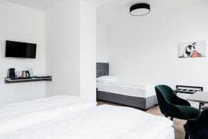 Una cama o camas en una habitación de Müllner Smart Hotel Wien Self Check In