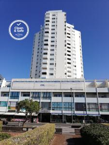 un gran edificio blanco con un cartel. en Apartment Sol Mar en Ponta Delgada