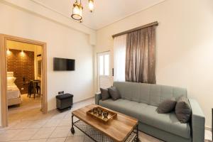 Oikion Meteora Home 2 في كالامباكا: غرفة معيشة مع أريكة وطاولة