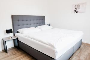 Una cama o camas en una habitación de Müllner Smart Hotel Wien Self Check In