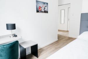 Una cama o camas en una habitación de Müllner Smart Hotel Wien Self Check In