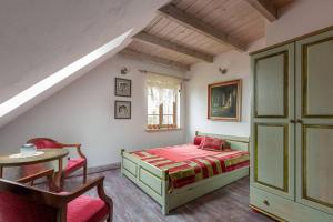 1 dormitorio con 1 cama, mesa y sillas en Dworek Sominy en Sominy