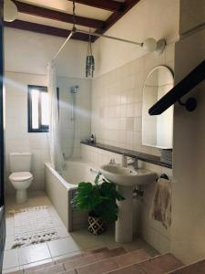 łazienka z wanną, umywalką i toaletą w obiekcie The Goathouse w Larnace