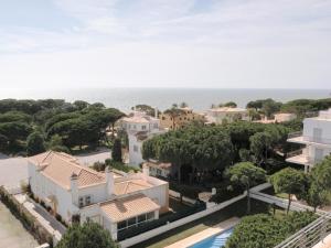 een luchtzicht op een huis met de oceaan op de achtergrond bij Vila Falesia Penthouse in Albufeira
