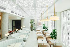 Uma área de estar em Crowne Plaza Sydney Coogee Beach by IHG