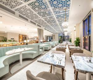Uma área de estar em Crowne Plaza Sydney Coogee Beach by IHG