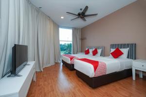 Een bed of bedden in een kamer bij Super OYO 90729 New Bangi Gateway Hotel