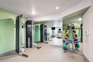 Фитнес център и/или фитнес съоражения в WoodSpring Suites Davenport FL