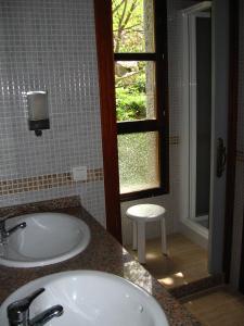 uma casa de banho com um lavatório e uma janela em Albergue Peña Castil em Sotres