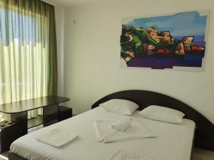 En eller flere senge i et værelse på Family House Manolov