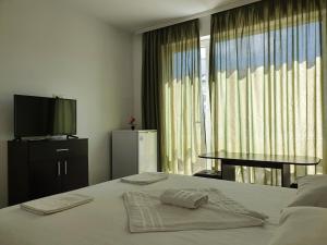 En eller flere senge i et værelse på Family House Manolov