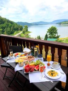 stół z tacą z jedzeniem na balkonie w obiekcie Cztery Pliszki w mieście Gródek Nad Dunajcem