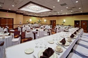 Holiday Inn Youngstown-South - Boardman, an IHG Hotel tesisinde bir restoran veya yemek mekanı