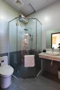 une salle de bains avec douche, toilettes et lavabo dans l'établissement Việt Xưa Homestay, à Ninh Binh