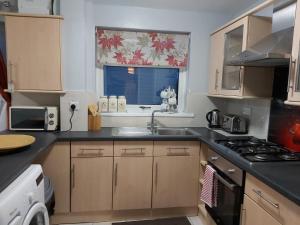 Bakewell House - Huku Kwetu Notts -Spacious 3 Bedroom House - Suitable & Affordable Group Accommodation - Business Travellersにあるキッチンまたは簡易キッチン