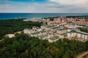 z góry widok na miasto z budynkami i ocean w obiekcie Apartamenty Bałtyk Park w Ustce