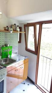 韋爾納扎的住宿－Fontantica di Vernazza cod citra 011030-lt-0043，厨房设有水槽和窗户。