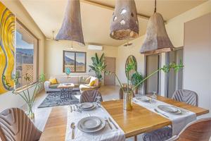 een eetkamer met een tafel en stoelen bij Gaia Blue Villa in Kolimbia