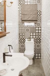 een badkamer met een wit toilet en een wastafel bij Iso'Bella Vita Guesthouse in Phalaborwa