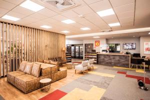 a lobby with a couch and chairs and a table at Hotel 10 Balsas in Balsas