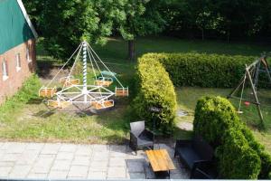 eine Luftansicht auf einen Spielplatz mit Schaukel in der Unterkunft Ferienwohnung hygge ankommen und wohlfühlen in Friedeburg