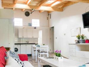 a living room with a couch and a table at LA CASITA DEL JARDiN in Villaverde de Arriba