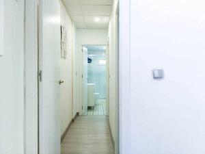 - un couloir avec une salle de bains pourvue de toilettes et d'un lavabo dans l'établissement LA CASITA DEL JARDiN, à Villaverde de Arriba