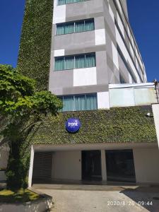 a building with a hotel sign on the side of it at Front Hotel Expominas in Belo Horizonte