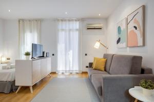 Televízia a/alebo spoločenská miestnosť v ubytovaní Feelathome Center Apartments