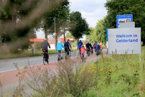 Eine Gruppe von Menschen, die Fahrrad fahren. in der Unterkunft Hotel & Gasthaus Nagel in Südlohn