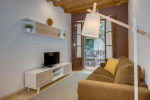 Televízia a/alebo spoločenská miestnosť v ubytovaní Feelathome Center Apartments