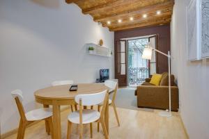 Televízia a/alebo spoločenská miestnosť v ubytovaní Feelathome Center Apartments