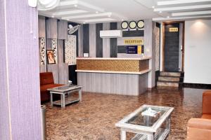Un vestíbulo con un sofá y una mesa. en HOTEL UMA PALACE, en Gorakhpur
