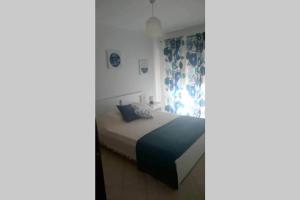 una camera con letto con tenda blu di Falesia - near the beach - The GAVEL Apartment ad Albufeira