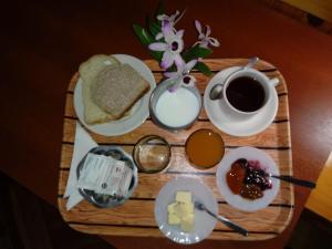 una mesa con una bandeja de comida y una taza de café en Hotel Ideal en Montecarlo