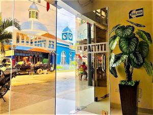 kolaż zdjęć budynku z rośliną w drzwiach w obiekcie El Paititi Hotel w mieście Iquitos