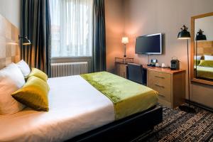 Postel nebo postele na pokoji v ubytování The Alfred Hotel