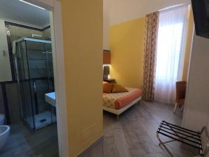 1 dormitorio con cama, lavabo y espejo en Porto di mare b&b, en Giovinazzo
