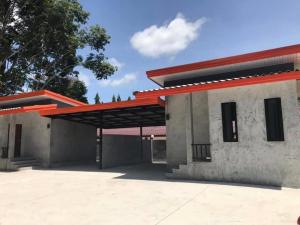 Janrawee Resort في Ban Phang Kan Nua: اعادة بناء بسقف احمر