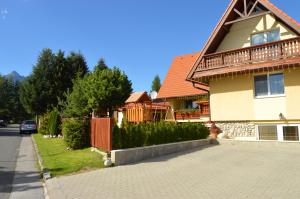 uma casa com uma varanda ao lado em Villa Tatran em Stará Lesná