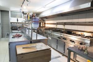 Kuchyň nebo kuchyňský kout v ubytování Cumbali Suite Hotel