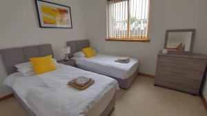 A bed or beds in a room at Superb 2 Bedroom Flat